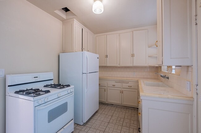 Building Photo - 1506 S Catalina Ave