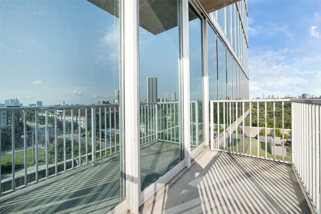 Building Photo - 5925 Almeda Rd