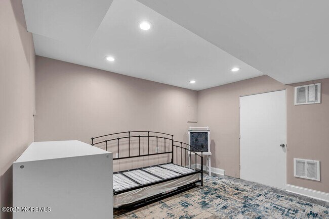 Building Photo - 18 Cotswold Cir