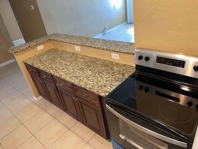 Building Photo - 1650 W 12th Ct