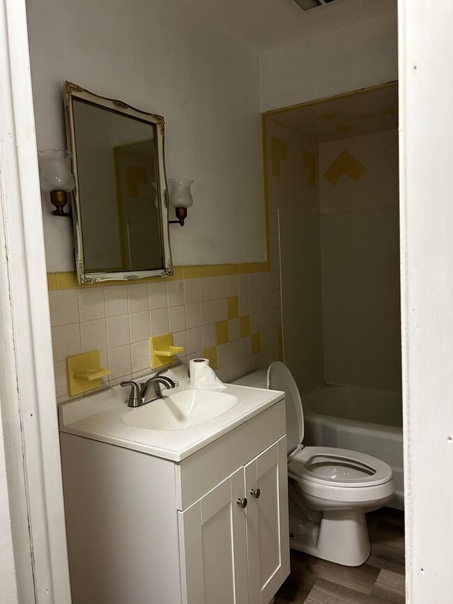 Building Photo - 418 N Main St