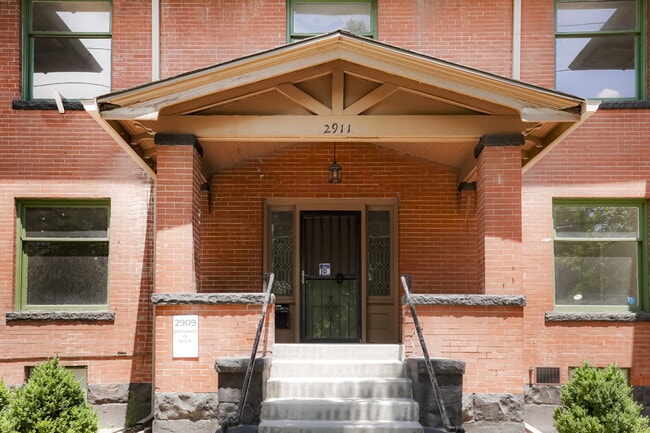 Building Photo - Charming 4 Bed, 2 Bath Town Home in Prime ...