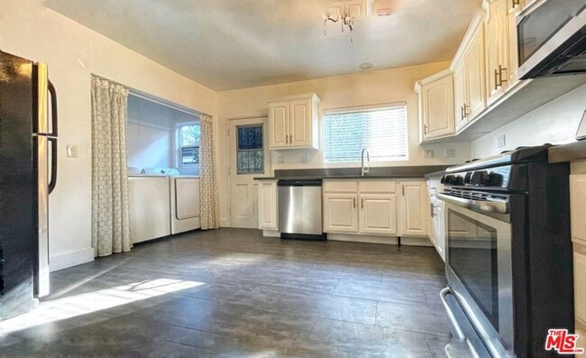 Building Photo - 838 N Sycamore Ave