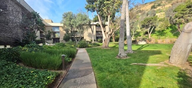 Building Photo - Large 2 Bedroom Condo in Fashion Valley!! With 2 Parking Spaces