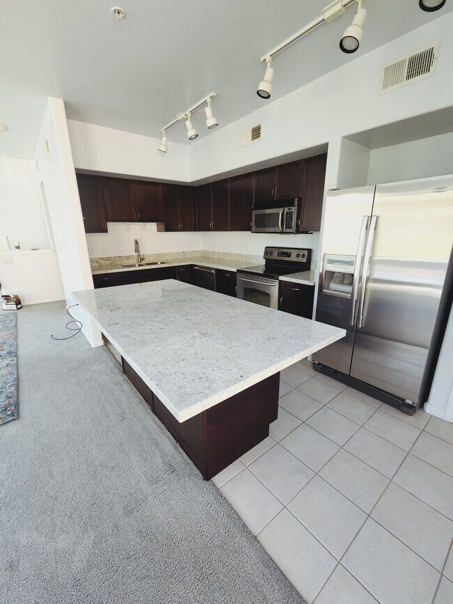 Building Photo - Lovely Parkside Townhome!