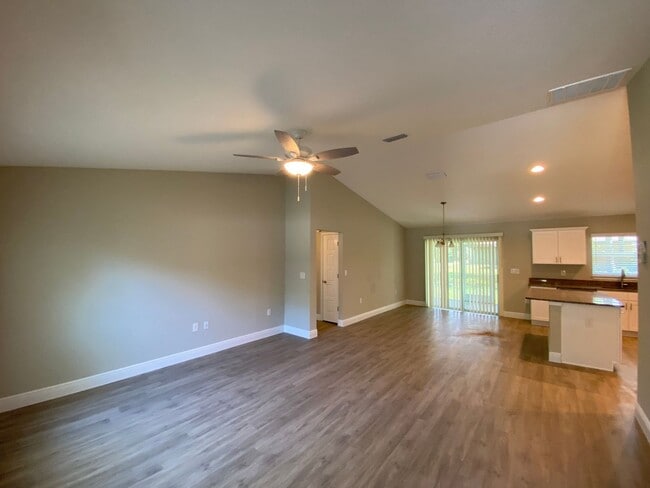 Building Photo - Custom Home - Desirable SE Ocala Neighborhood 3/2/2 **Won't Last**
