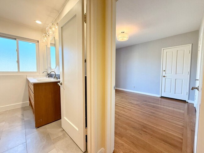Building Photo - Beautifully Renovated Single-Family Home i...