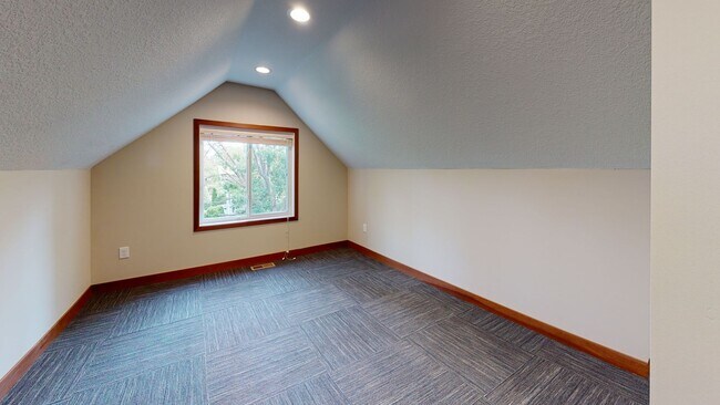 Building Photo - 806 12th Ave SE