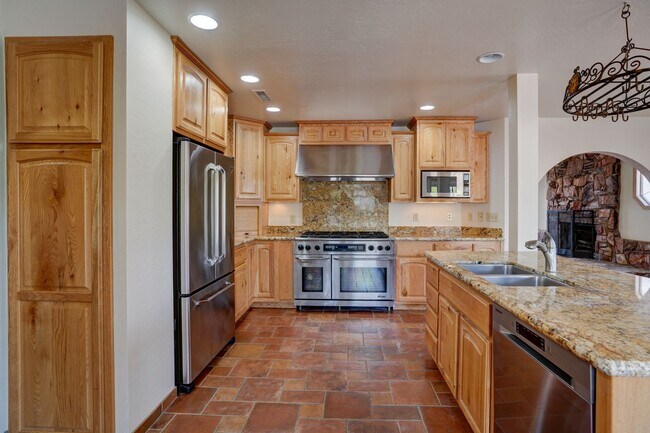 Building Photo - 5 Bedroom + a Den, 3 Bathroom, 2 Car Garage For Rent in Prescott!