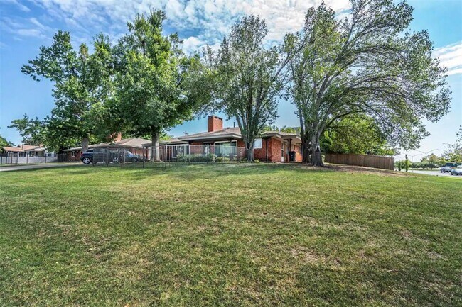 Building Photo - Duplex for rent in heart of OKC