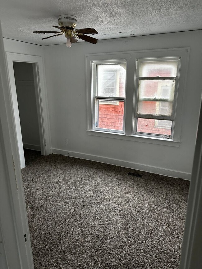 Building Photo - $1250 - Large 3 bedroom Home in Detroit