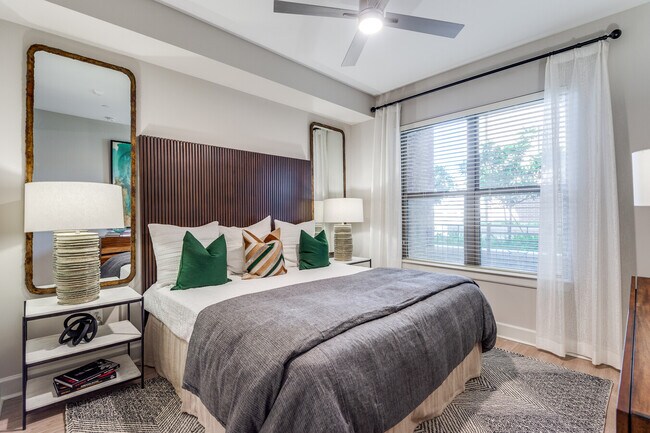 Building Photo - City Living, Extra Perks – Up to 1 Month F...