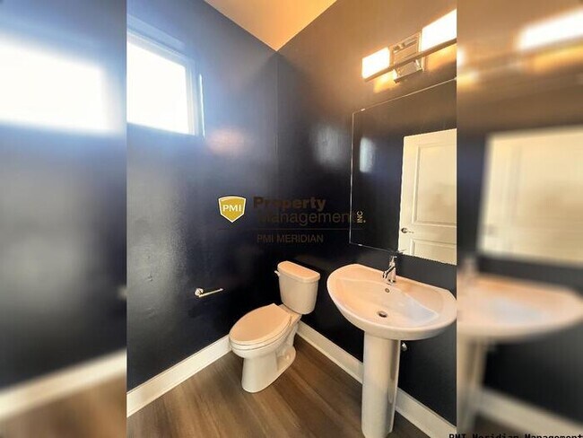 Building Photo - Downtown Indy Townhome!