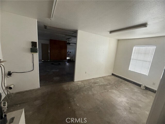 Building Photo - 6275 Meadowbrook Ln
