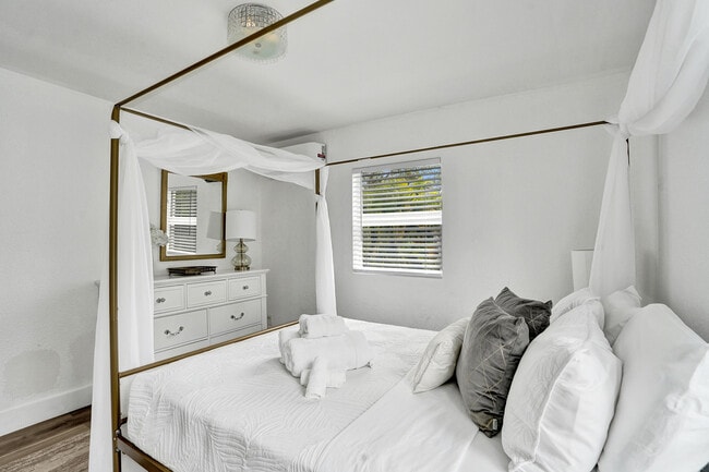 Building Photo - 311 SE 3rd Ave