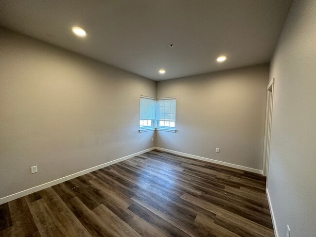 Building Photo - 1140 SW 27th St