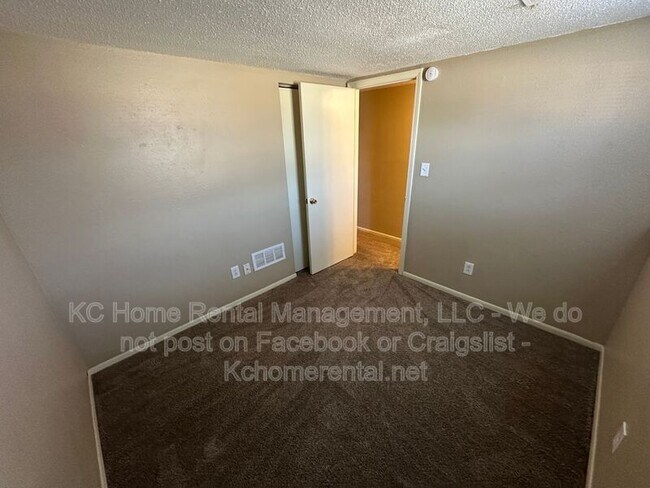 Building Photo - 405 NE Westwind Dr