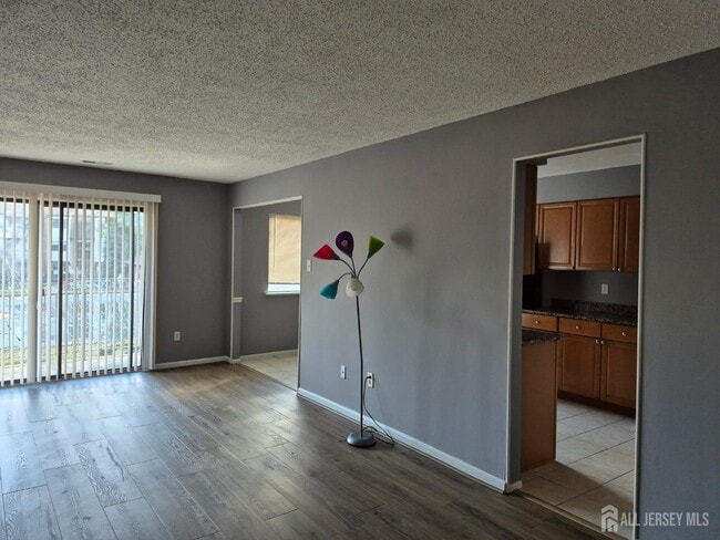 Building Photo - 915 Edison Glen Terrace