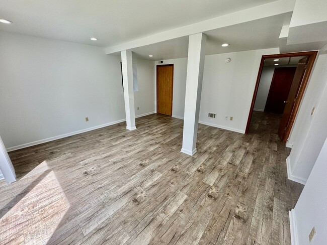 Building Photo - 813