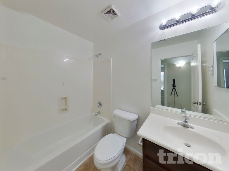 Building Photo - 1275 E Shari St