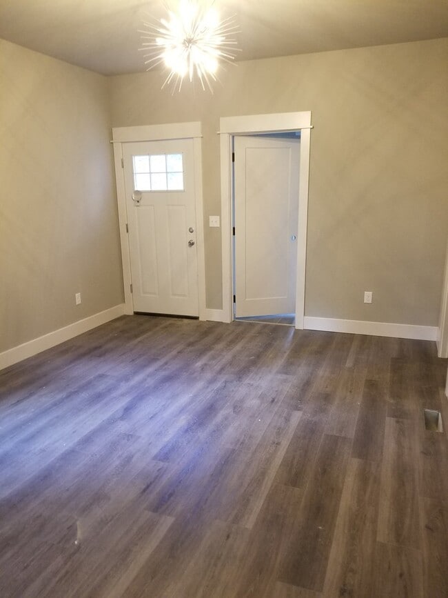 Building Photo - Newer 5 Bed, 3 Bath Home with over 3100+ s...