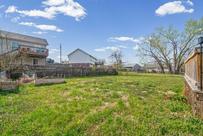 Building Photo - LARGE FENCED IN YARD!!!