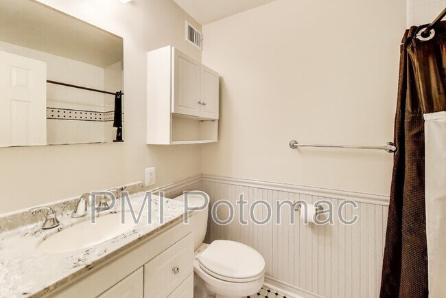 Building Photo - 10 Harvard Ct