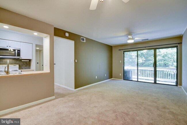 Building Photo - 5806 Royal Ridge Dr