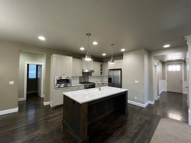 Building Photo - 5373 N Mitchum Ave