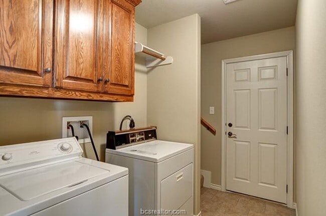 Building Photo - Available August 2026! Beautiful 5 Bed/4 B...