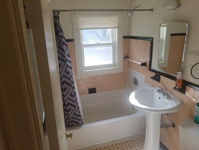 Building Photo - 915 Hancock St