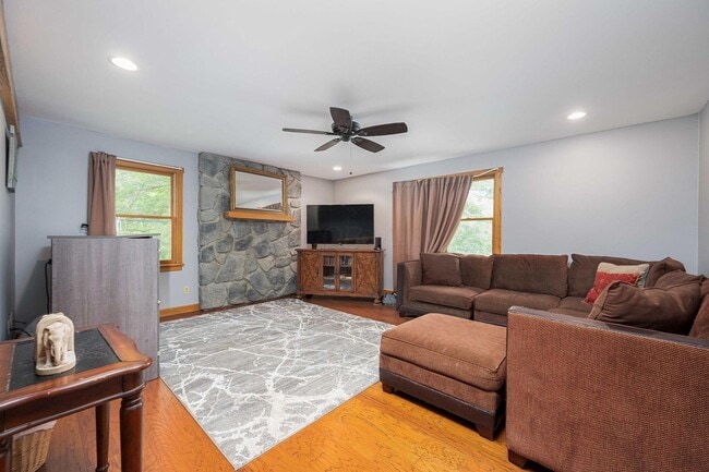 Building Photo - Beautiful 3 Bedroom Fully Furnished House ...