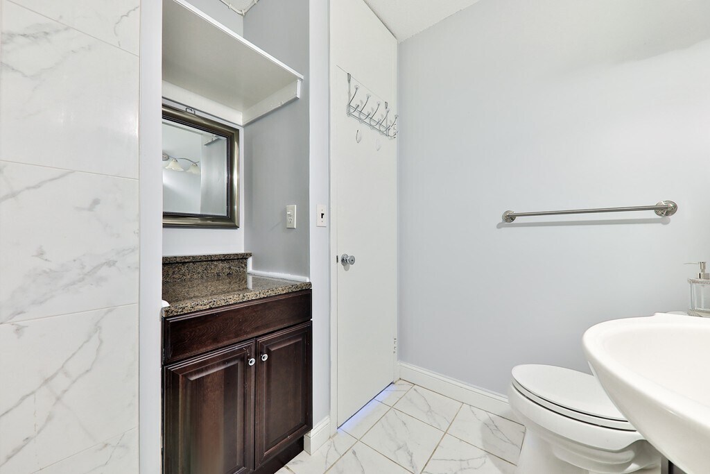 Building Photo - 65 E India Row