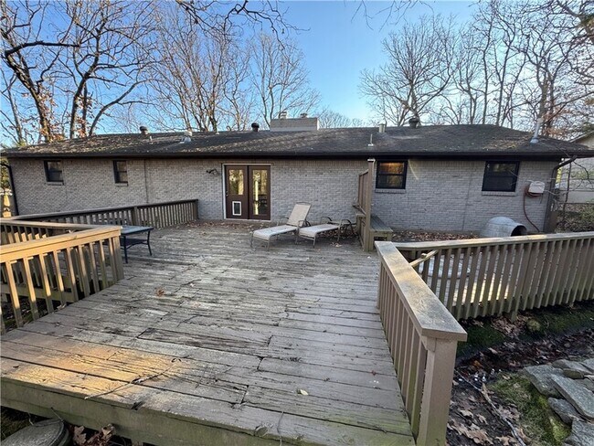 Building Photo - 718 E Debra Dr