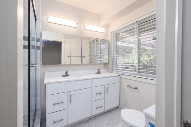 Building Photo - 206 Montoya Dr