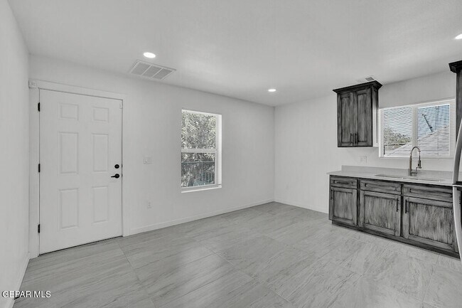 Building Photo - 1107 Myrtle Ave