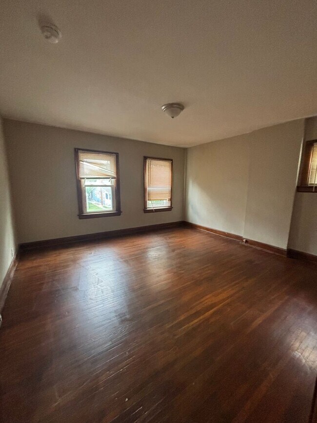 Building Photo - 516 Wrexham Ave