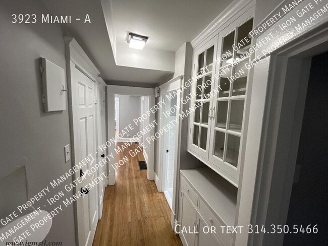 Building Photo - Updated 2-Bedroom Apartment with Garage in...