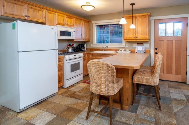 Building Photo - Beautiful Awbrey Butte ADU cottage w attac...