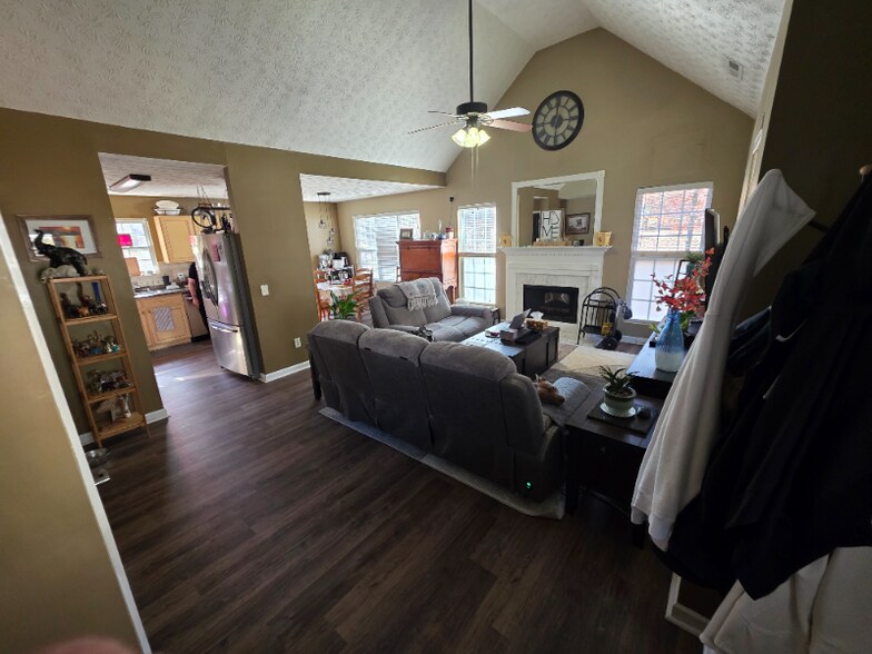 Building Photo - 3374 Royal Oaks Dr