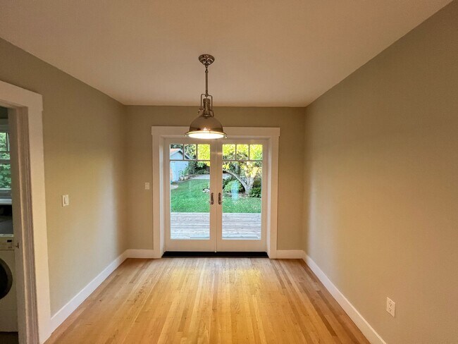 Building Photo - CHARMING TWO BED / ONE BATH HOME ONE BLOCK...