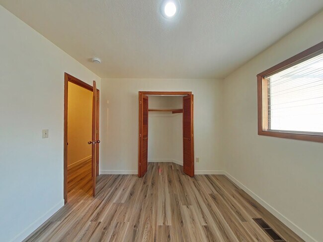 Building Photo - Charming 4 Bedroom House ~ Albany