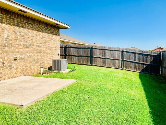 Building Photo - Charming 3BD 2BA Duplex in Yukon, The Gardens @ Chisholm Creek!!