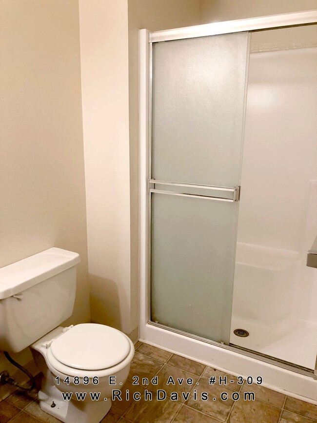 Building Photo - 2 bed, 2 bath with washer/dryer hookup.  G...