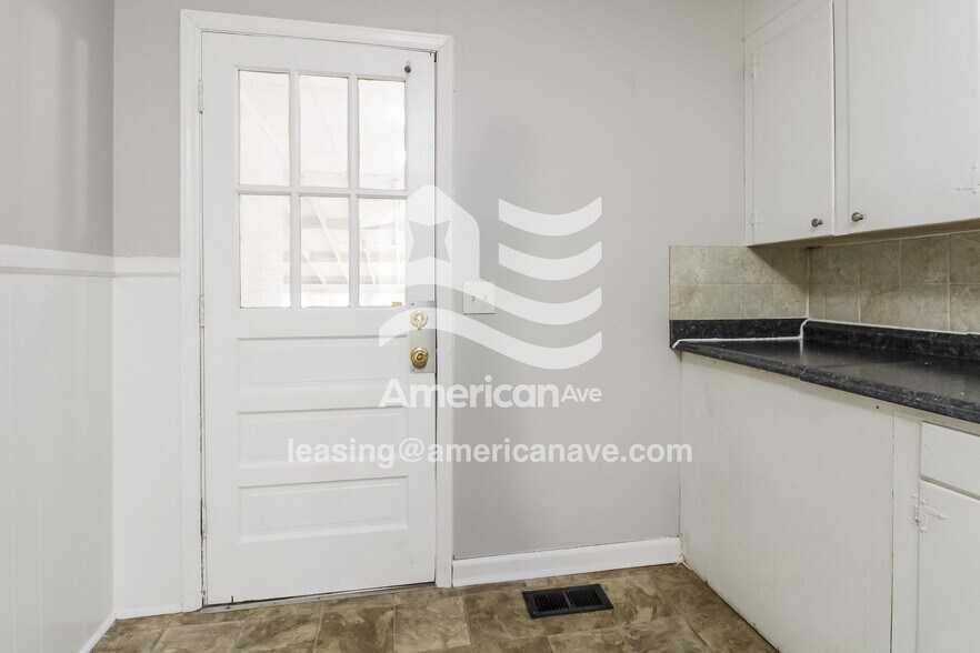 Building Photo - 2342 Center St