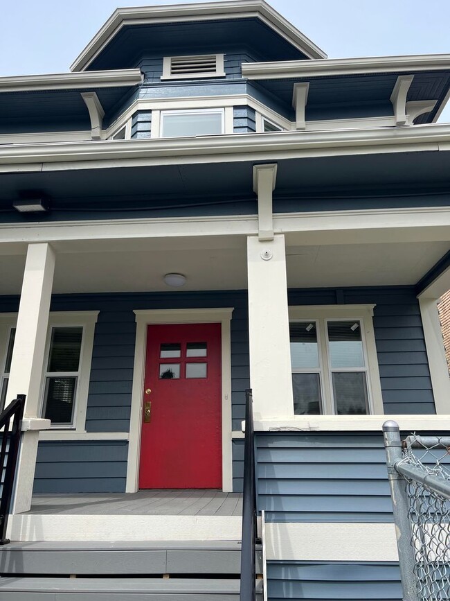 Primary Photo - Great 8 Bedroom House Very Close to Univer...