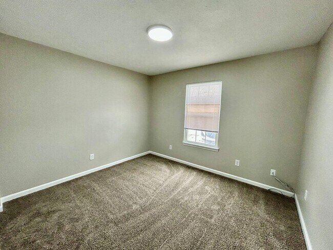 Building Photo - FULLY REMODELED DOWNSTAIRS UNIT!