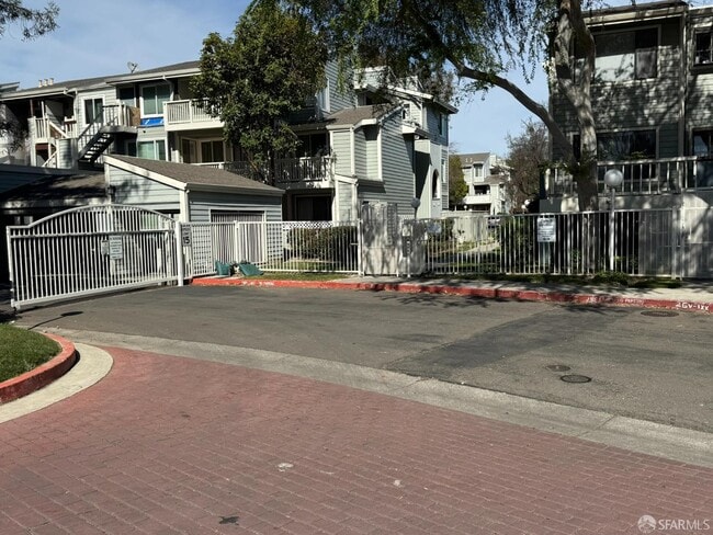 Building Photo - 3660 Knollwood Terrace