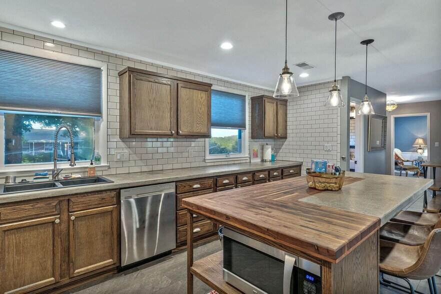 Building Photo - 808 Roseview Dr