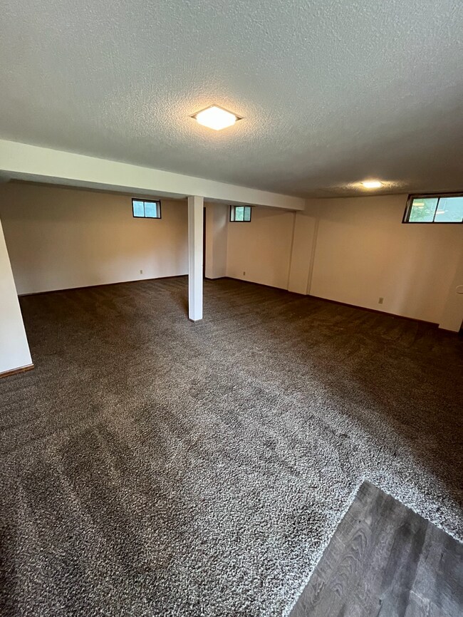 Building Photo - Conveniently Located 3-Bedroom with Walk-O...